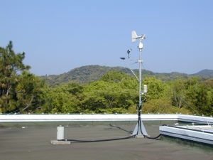 事務棟屋上に設置された気象観測装置